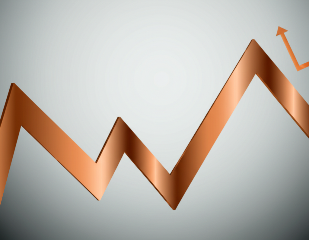 銅線圈與銅錠，背景疊加著顯示價格波動的數位股市圖